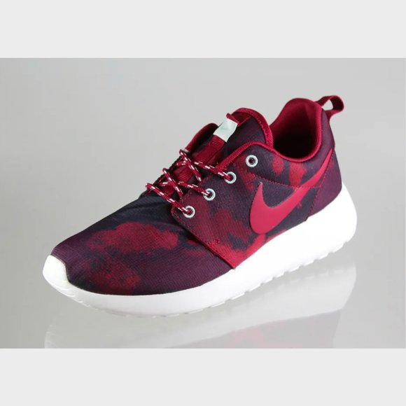Nike Shoes - Nike Roshe Run Printed Sneakers